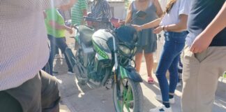 Motociclista resultó lesionada tras ser derribada en colonia Terrazas; auto no cedió el paso