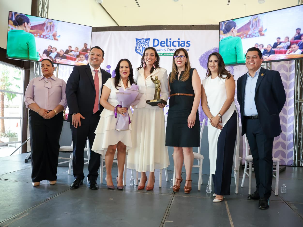 Reconocen a mujeres destacadas durante la ceremonia “Mujer Distinguida Clara Zetkin 2026” en Delicias