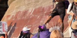 Fotógrafo en el ojo del huracán por patear a mujer en plena marcha del 8M