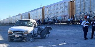 FATAL IMPRUDENCIA: Muere hombre tras intentar ganarle el paso al tren; la máquina destrozó su camioneta