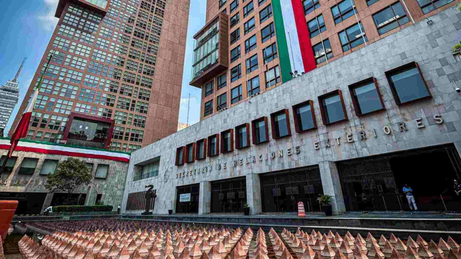 SRE dice que ha ayudado a mexicanos a salir de Medio Oriente por la vía terrestre