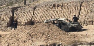 Localizan camioneta calcinada con una persona en su interior; estaba en zona de difícil acceso