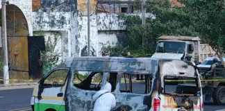 TERROR EN EL PUENTE: Atacan e incendian transporte público en Acapulco; reportan un fallecido y varios heridos