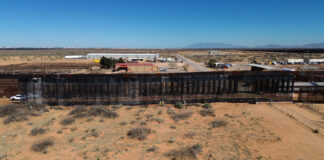 Estados Unidos construye muro negro en la frontera con México, que dificulta la escalada de migrantes