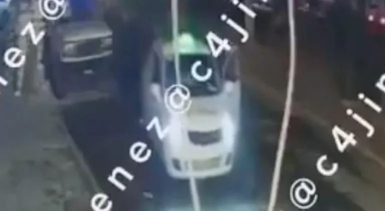 Cámaras de videovigilancia captaron a policías manipulando un taxi donde había dos cadáveres