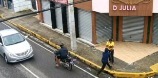 Evita asalto a mujer: Conductor embiste a ladrones en moto