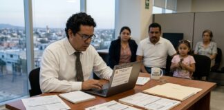 Multa SAT por no presentar declaración anual 2026: cuánto cuesta y qué pasa si no la pagas multa SAT no presentar declaración anual 2026 contribuyente revisando declaración fiscal en computadora