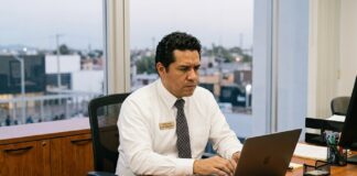 SAT puede embargar bienes 2026: consecuencias graves, lo que realmente te pueden quitar y cómo evitarlo SAT puede embargar bienes 2026 persona preocupada con documentos fiscales en México