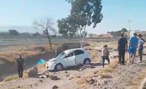 Aparatosa volcadura en la carretera federal a la altura de Cielo Vista
