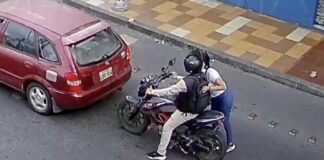 ¡BRUTAL IMPACTO!: Captan momento en que motociclista es embestido tras despedirse de su esposa; el video es desgarrador