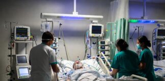 Cuánto cuesta terapia intensiva en México en 2026: precios reales por día y costos totales Paciente en terapia intensiva en hospital en México conectado a equipo médico avanzado