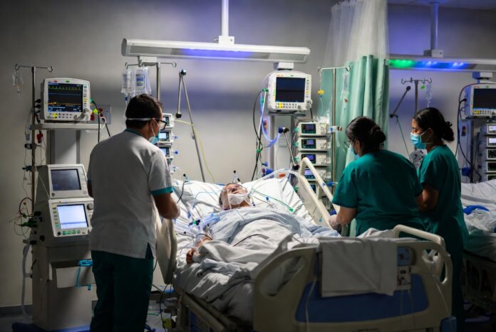 Paciente en terapia intensiva en hospital en México conectado a equipo médico avanzado