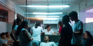 Qué pasa si no puedes pagar un hospital en México en 2026: deudas, riesgos y consecuencias reales Familiares en hospital en México hablando con personal administrativo por costos médicos en urgencias