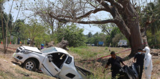 ¡TRAGEDIA EN VIERNES SANTO!: Mueren cinco personas tras brutal volcadura en la carretera