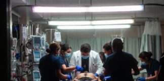 Cuánto cuesta una atención en urgencias en México en 2026: precios reales y lo que puedes pagar Paciente en camilla siendo atendido en urgencias de hospital en México por personal médico en emergencia