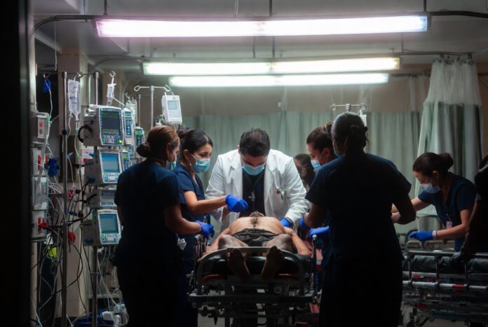 Paciente en camilla siendo atendido en urgencias de hospital en México por personal médico en emergencia