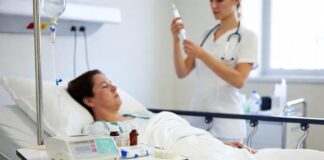 Cuánto cuestan los medicamentos en un hospital en México en 2026: precios reales y gastos ocultos Paciente hospitalizado en México recibiendo medicamentos intravenosos con enfermera administrando tratamiento