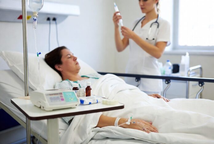 Paciente hospitalizado en México recibiendo medicamentos intravenosos con enfermera administrando tratamiento