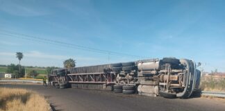 EL COSTO DE UNA DISTRACCIÒN: Volcadura de tráiler con cerveza en el Puente de la Y de Meoqui