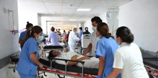 Cuánto cuesta una operación por accidente en México en 2026: precios reales y gastos totales Paciente lesionado por accidente siendo atendido en hospital en México por personal médico