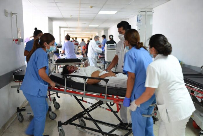 Paciente lesionado por accidente siendo atendido en hospital en México por personal médico