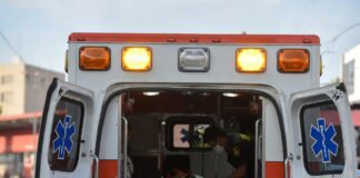 Cuánto cuesta una ambulancia privada en México en 2026: precios reales y tarifas por traslado Ambulancia privada en México trasladando a paciente en emergencia con paramédicos