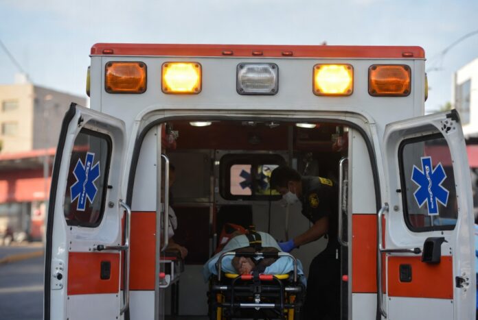 Ambulancia privada en México trasladando a paciente en emergencia con paramédicos