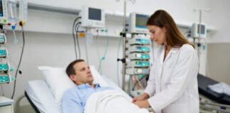 Cuánto cuesta una fractura en México en 2026: precio real de atención, cirugía y recuperación Paciente con fractura en brazo siendo atendido en hospital en México con yeso y atención médica