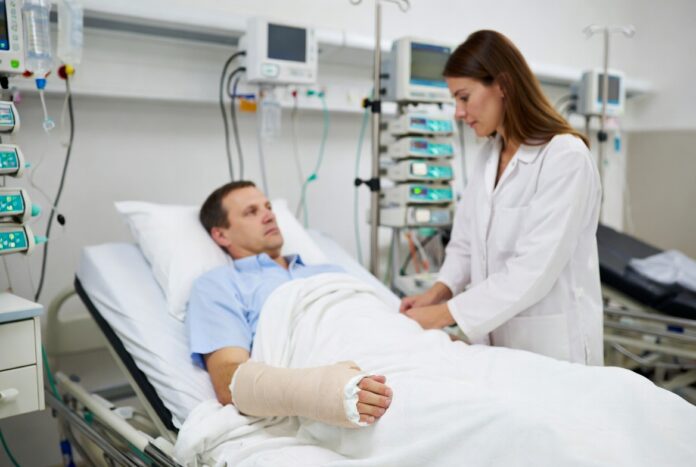 Paciente con fractura en brazo siendo atendido en hospital en México con yeso y atención médica