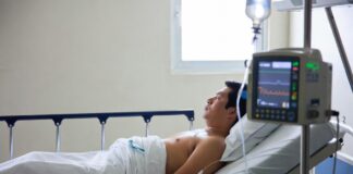Cuánto cuesta una hospitalización por accidente en México en 2026: precio por día y gasto total Paciente hospitalizado en México con suero y monitoreo médico en cama de hospital