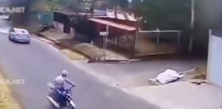 Motociclista pierde la vida tras realizar giro prohibido y ser embestido por un colectivo; revelan video del impacto