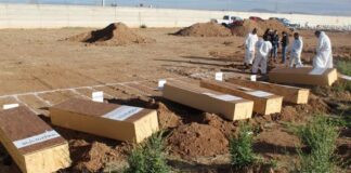 Realizan inhumación masiva de 41 cuerpos; resguardan ADN para identificaciones futuras