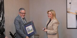 LEGADO DE HONOR: Entregan reconocimiento a Maru Campos por trayectoria de Víctor Cruz y Guillermo Campos; destacan apoyo a la educación