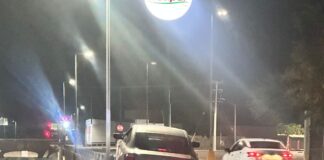 ¡Insólito en el suprimido!: Vehículo queda «encampanado» en el muro y logran retirarlo antes de que llegara Vialidad