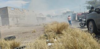 Incendio en baldío moviliza a bomberos de Delicias; revelan riesgo por acumulación de neumáticos y plásticos este sábado