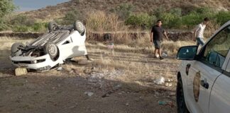 ¡MILAGRO EN LAS CURVAS!: Cuatro jóvenes sobreviven a brutal volcadura tras salir de recreativo