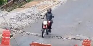 Joven motociclista pierde la vida tras impactar contra barrera en plena avenida; revelan video del momento exacto